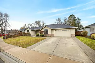 884 Mendolia Way, Central Point, OR 97502 - Photo 2