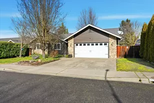 2074 SE Kayleigh Way, Grants Pass, OR 97526 - Photo 2