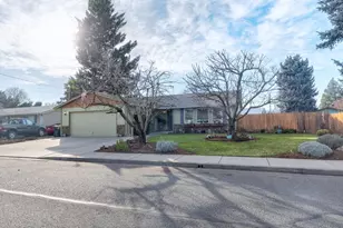 1116 SW Spruce St, Grants Pass, OR 97526 - Photo 2