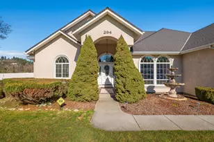 294 Valle Vista Dr, Grants Pass, OR 97527 - Photo 4