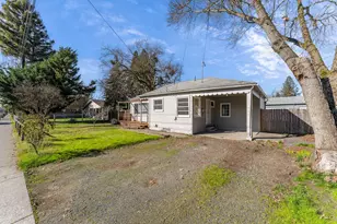 908 SW Bridge St, Grants Pass, OR 97526 - Photo 2