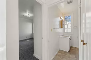 908 SW Bridge St, Grants Pass, OR 97526 - Photo 12