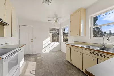 908 SW Bridge Street, Grants Pass, OR 97526 - Photo 8