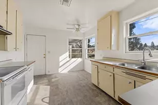 908 SW Bridge St, Grants Pass, OR 97526 - Photo 8