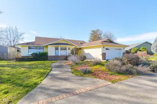 984 Mesman Dr, Grants Pass, OR 97527 - Photo 2