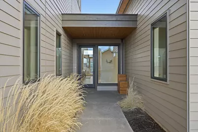 19170 Gateway Loop, Bend, OR 97702 - Photo 2