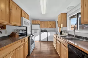 2412 SW Wickiup Ave, Redmond, OR 97756 - Photo 10