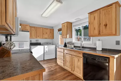 2412 SW Wickiup Avenue, Redmond, OR 97756 - Photo 8