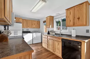 2412 SW Wickiup Ave, Redmond, OR 97756 - Photo 8