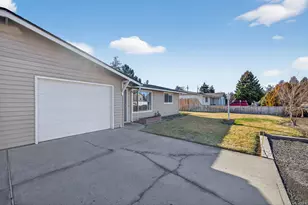 2412 SW Wickiup Ave, Redmond, OR 97756 - Photo 2