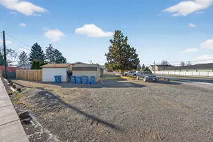 2412 SW Wickiup Ave, Redmond, OR 97756 - Photo 46