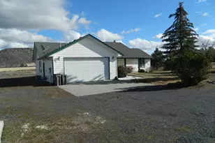 7531 Roberta Dr, Klamath Falls, OR 97603 - Photo 1