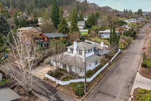 369 Alta Ave, Ashland, OR 97520 - Photo 2