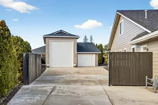 959 Pumpkin Ridge Dr, Eagle Point, OR 97524 - Photo 2