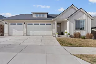 3843 NE Oakside Loop, Bend, OR 97701 - Photo 2