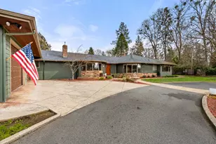 1117 NE Memorial Dr, Grants Pass, OR 97526 - Photo 6