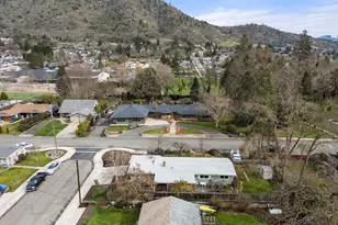 1117 NE Memorial Dr, Grants Pass, OR 97526 - Photo 54