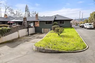 1117 NE Memorial Dr, Grants Pass, OR 97526 - Photo 10