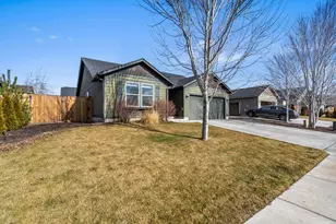 725 NE Redwood Ave, Redmond, OR 97756 - Photo 6