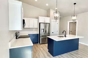 646 Terrazzo Wy, Medford, OR 97501 - Photo 4