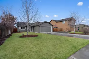 701 NW Green Forest Cir, Redmond, OR 97756 - Photo 2
