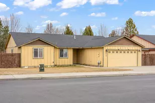 2215 SW Stonehedge Ct, Redmond, OR 97756 - Photo 1