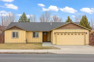 2215 SW Stonehedge Ct, Redmond, OR 97756 - Photo 2