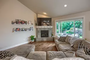 4040 Crystal Springs Dr, Medford, OR 97504 - Photo 8