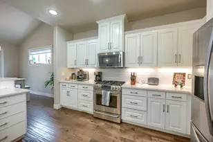 4040 Crystal Springs Dr, Medford, OR 97504 - Photo 12