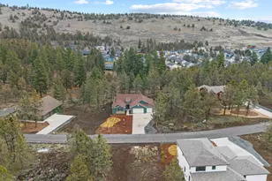 1211 Vine Maple Dr, Klamath Falls, OR 97601 - Photo 2