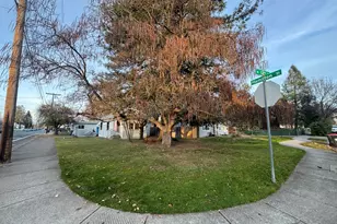 1052 W 12th St, Medford, OR 97501 - Photo 14