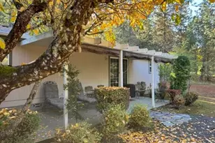 876 Ferry Rd, Grants Pass, OR 97526 - Photo 2