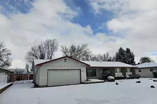 4443 Day Dr, Klamath Falls, OR 97603 - Photo 2