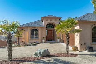 850 NE Tokay Heights, Grants Pass, OR 97526 - Photo 2