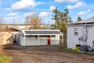 433 SE 9th St, Madras, OR 97741 - Photo 2