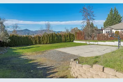840 NE Tokay Heights, Grants Pass, OR 97526 - Photo 2