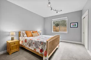 512 NW Flagline Dr, Bend, OR 97703 - Photo 24