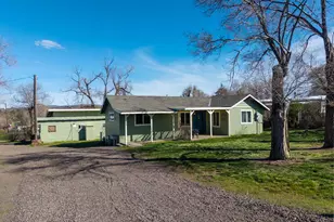 811 SW Madison St, Madras, OR 97741 - Photo 2