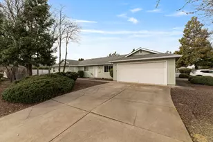 731 Maple St, Central Point, OR 97502 - Photo 1