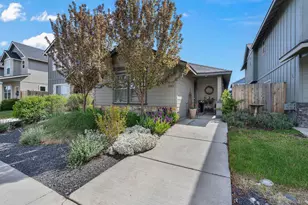 240 NW 30th St, Redmond, OR 97756 - Photo 2