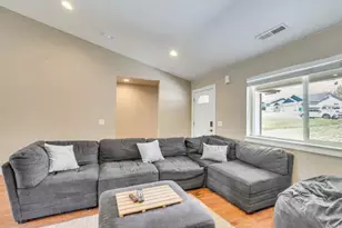 2852 Glacier Dr, Klamath Falls, OR 97603 - Photo 4