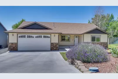 2852 Glacier Drive, Klamath Falls, OR 97603 - Photo 1