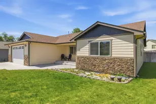 2852 Glacier Dr, Klamath Falls, OR 97603 - Photo 2