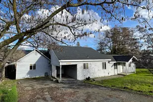 1805 NW Candler Ave, Grants Pass, OR 97526 - Photo 2