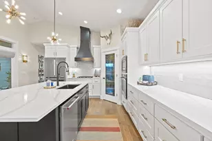 347 E Jefferson Ave, Sisters, OR 97759 - Photo 70