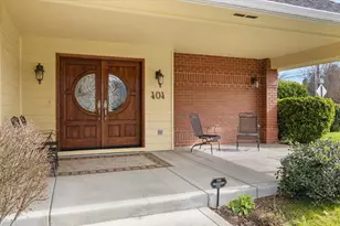 404 Silver Creek Dr, Central Point, OR 97502 - Photo 2