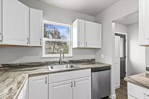 403 SW Burgess St, Grants Pass, OR 97526 - Photo 16