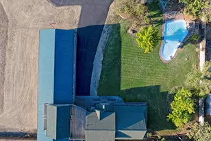 536 Rogue Air Dr, Shady Cove, OR 97539 - Photo 2