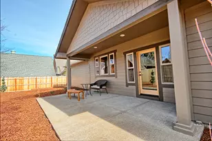 205 N 9th St, Jacksonville, OR 97530 - Photo 28