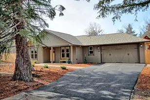 205 N 9th St, Jacksonville, OR 97530 - Photo 2